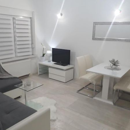 Apartman Kristina - Self Check In & Check Out Otočac المظهر الخارجي الصورة